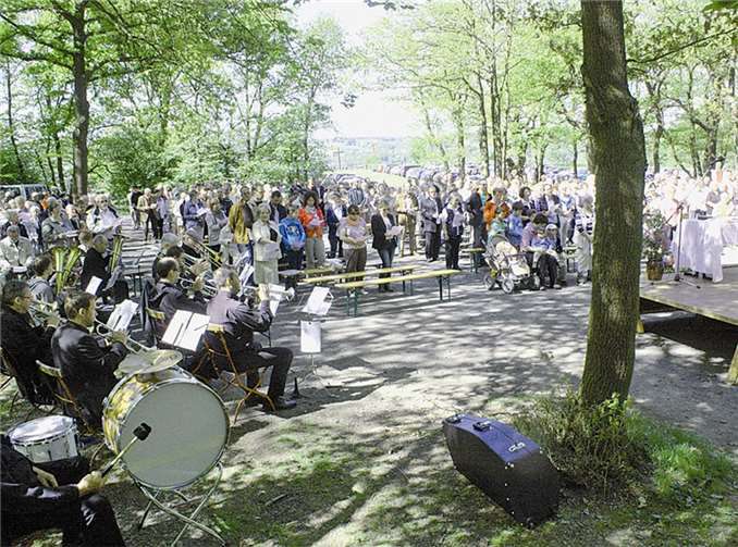Zwischen den Eichen der Ley feierten die Erpeler ihre Bergmesse, während auf der Wiese bereits zahlreiche Autos auf die Fahrzeugsegnung warteten. DL