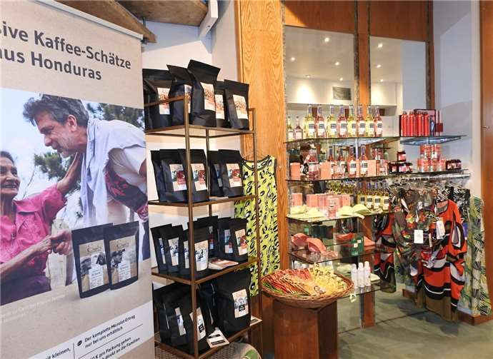 Zwischen den Lebensmitteln werden vereinzelte Non-Food-Artikel aus den Sortimenten der beteiligten Händler angeboten.