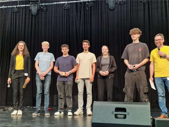 Zwischen den Moderatoren Julia Rötten und Dr. Thoralf Räsch von links nach rechts: David Hagemann, Merlin Kubis, Moritz Heinzkill, Selina Löcher, Bennet Waldecker.  Foto: Ulrike Waldek