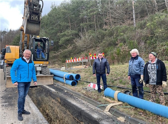 Zwischen den Ortslagen Reifert und Hähnen werden in der Fahrbahn der Landstraße 256 Leitungen und Signalkabel verlegt. Die Arbeiten gehen gut voran, wie Landrat Achim Hallerbach und SWN-Geschäftsführer Stefan Herschbach sahen. Quelle: Kreiswasserwerks Neuwied