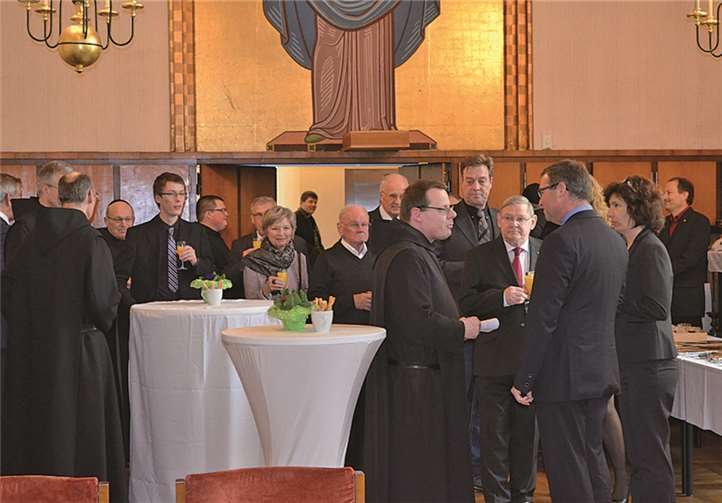 Zwischen den Programmpunkten fand bei Getränken und einem kleinen Imbiss ein reger Gedankenaustausch zwischen den Gästen und Ordensbrüdern statt. privat