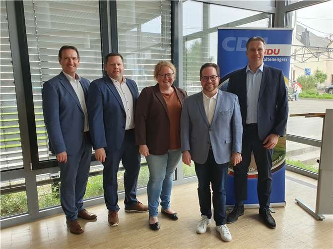 Zwischen den Rednern gab es Gelegenheit mit den anwesenden CDU-Kandidaten bei Kaffee und Kuchen ins Gespräch zu kommen, Fragen zu stellen oder persönliche Anliegen vorzubringen. Foto: privat