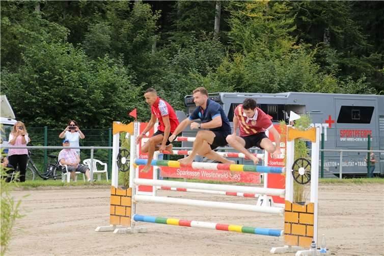Zwischen den Wettbewerben trat an beiden Tagen, Samstag und Sonntag, die französische Gruppe „The HorseMan Team“ auf.