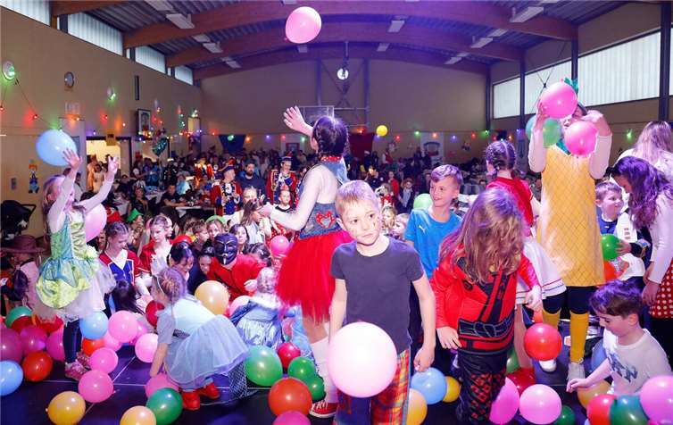 Zwischen den beeindruckenden Tänzen gab es immer wieder Pausen, in denen die Kinder nach Herzenslust spielen, toben und feiern konnten.