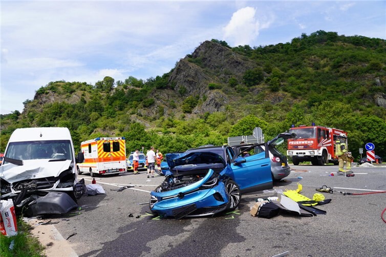 Zwischen den beiden Pkw kam es zu einer heftigen Kollision, die dazu führte, dass sie aus dem Einmündungsbereich auf die B 42 geschoben wurden, wo ein Sprinter die Fahrzeuge erfasste.