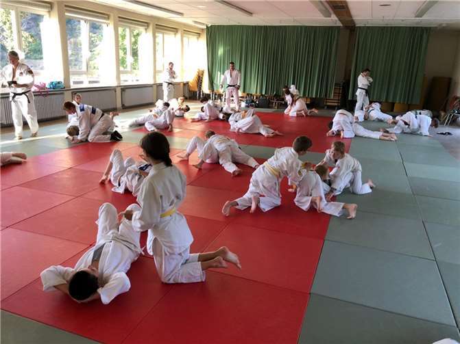 Zwischen den beiden Vereinen wurden Übungskämpfe durchgeführt.