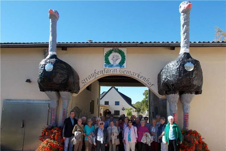 Zwischen den zwei riesigen Strauß-Figuren posieren die Senioren aus Merzbach/Neukirchen. Privat