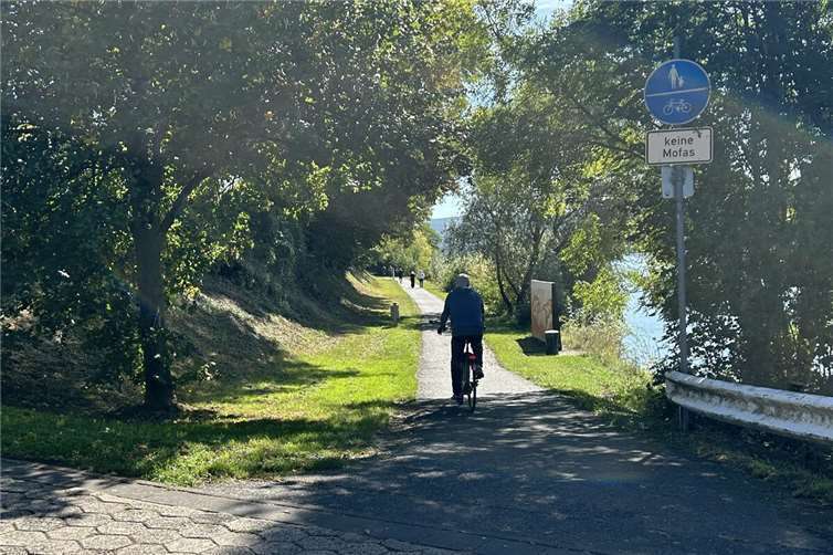 Zwischen der Gemarkungsgrenze Braubach und dem Martinsschloss in Oberlahnstein entsteht ein etwa vier Meter breiter Rad- und Gehweg.