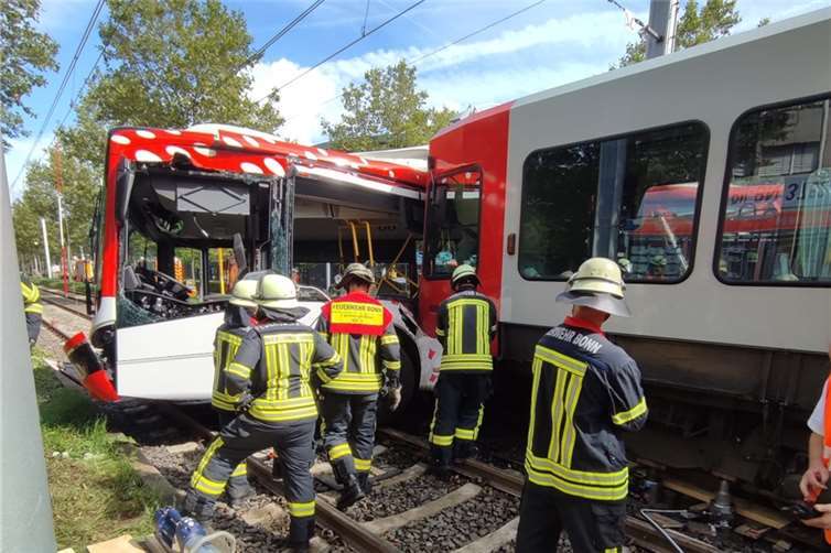 Zwischen einer Stadtbahn und einem Linienbus in Bonn kam es zu einem schweren Unfall.  Foto: Feuerwehr Bonn