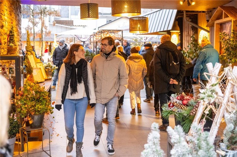 Zwischen funkelnden Lichtern, winterlicher Dekoration und festlicher Atmosphäre lässt es sich entspannt bummeln und entdecken.  Foto: Dominik Ketz