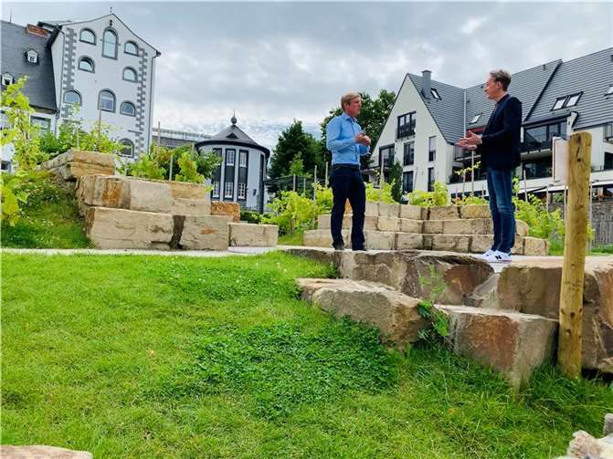 Zwischen zwei Terminen finden Marc Ruland, Generalsekretär der SPD Rheinland-Pfalz sowie SPD-Kreisvorsitzender, und Christoph Schmitt, SPD-Bundestagskandidat, die Zeit, im Historischen Garten nahe des Andernacher Stadtzentrums kurz innezuhalten.Foto: SPD
