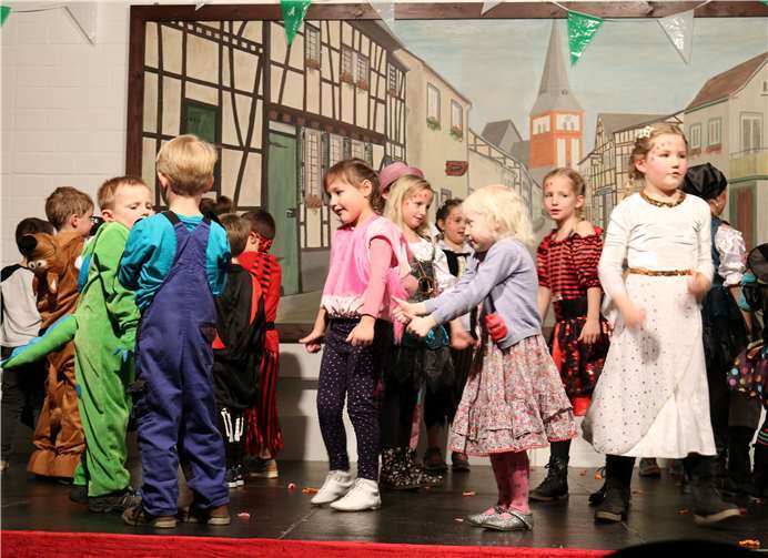 Zwischendrin durften die Kinder immer wieder selbst die Bühne stürmen, um zu tanzen.