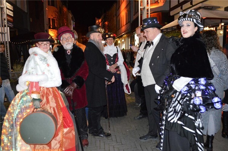 Zwischendrin waren die Besucher begeistert von den zahlreichen Gästen aus Nah und Fern, die in historischen Kostümen aus der viktorianischen Zeit über den Markt schlenderten. 