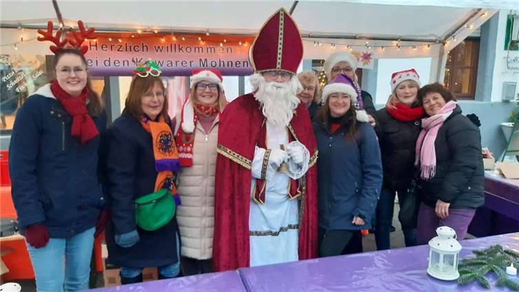 Zwischendurch kam sogar der Nikolaus zu Besuch am Stand.  Foto: privat
