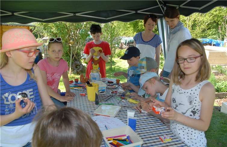 Zwischendurch konnten die kleinen Besucher des Kinder-Kräutertags vorgefertigte Gips-Tierfiguren bemalen. KER