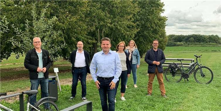 Zwischenstopp an der Apfelroute (von links): Oliver Krauß, Wilfried Wieland, Holger Jung, Katja Kroeger, Luisa Blome und Joachim Kühlwetter. Foto: privat