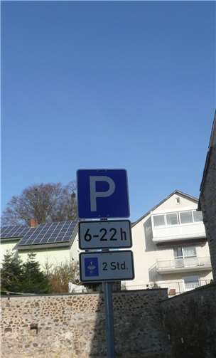 Zwischenzeitlich ist der Parkplatz offiziell „gewidmet“. Somit gilt hier die Straßenverkehrsordnung (StVO).