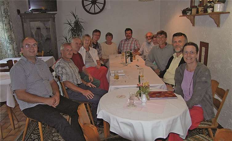 Zwölf Anwesende beschlossen eine Satzung und wählten Vorstand und Kassenprüfer.Privat