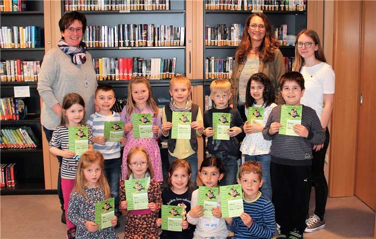 Zwölf „Bunte Sternchen“ erhielten ihren Bibliotheksführerschein von Büchereimitarbeiterin Angelika Koenen (hinten Mitte) sowie Susanne Keller (links) und Linda Birk von der Kindertagesstätte „Villa Kunterbunt“. Foto: privat