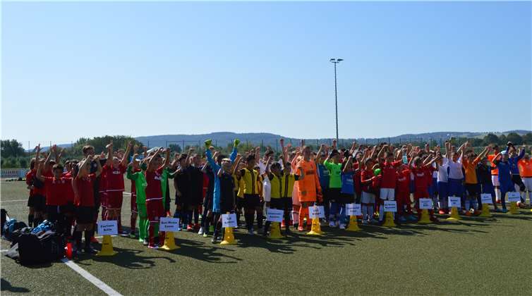 Zwölf E-Jugendmannschaften reisten nach Kripp, um am Champions-Cup teilzunehmen. Zu Beginn stellten sich die Teams auf dem Sportplatz auf.Fotos: AB