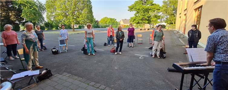 Zwölf Frauen sangen bei guter Laune im Freien auf dem Pausenhof der GS Mertloch.Foto: privat