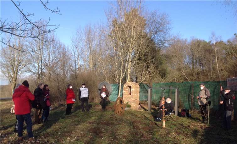 Zwölf Friedensbewegte versammelten sich auf der Friedenswiese bei Büchel zum ökumenischen Friedensgebet. Foto: Veronika Raß