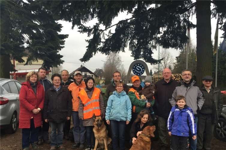 Zwölf Helfer reinigten die Wald- und Straßenränder von Kleinmaischeid. privat