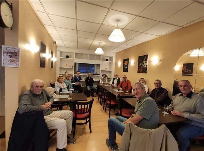 Zwölf Interessierte hatten sich zum Geselligen Abend zusammengefunden.  Foto: SPD OV Linz