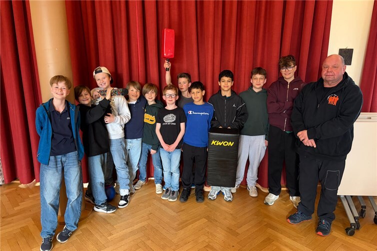Zwölf Jungen aus Wachtberg-Berkum trainieren im Kurs „Kompetenz für Pänz“ Selbstbewusstsein, klare Grenzen und sicheres Verhalten in Konfliktsituationen – mit viel Praxis, Teamgeist und Spaß.