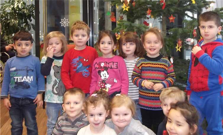 Zwölf Kinder der Kita St. Albert schmückten den Weihnachtsbaum des Wohnheims.privat