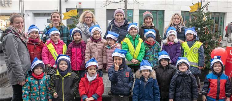 Zwölf Kindertagesstätten aus Rheinbach, wie hier die Kita „Wibbelstätz“, beteiligten sich am Weihnachtsbaum-Schmücken vom Gewerbeverein Rheinbach.JOST