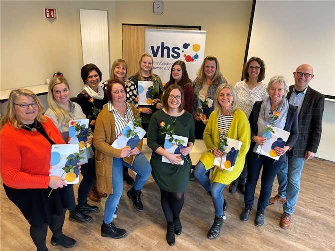 Zwölf Kita-Leitungen aus dem Kreis Neuwied haben den ersten Durchgang der neuen Leitungsqualifizierung erfolgreich abgeschlossen. Quelle: KreisVolkshochschule Neuwied