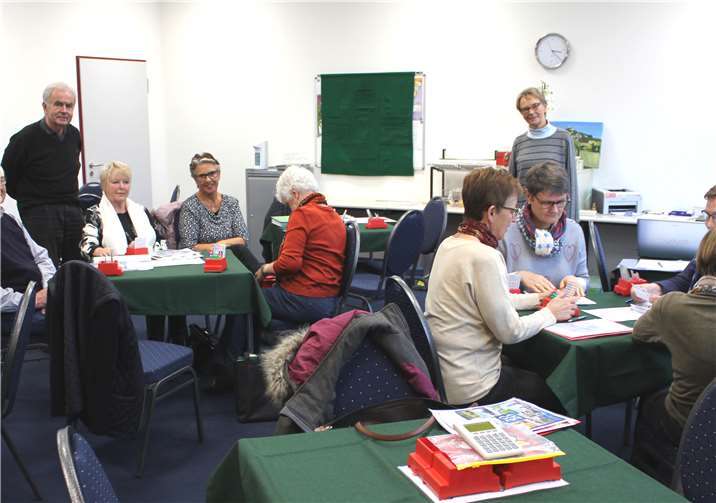 Zwölf Kursteilnehmer erlernten das Kartenspiel Bridge. Foto: privat