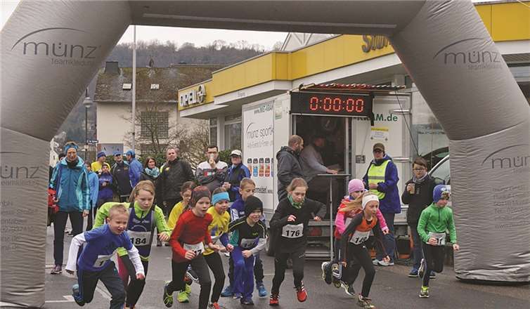 Zwölf Läuferinnen und Läufer im Alter von acht bis dreizehn Jahren beteiligten sich am Kinder- und Jugendlauf.EP