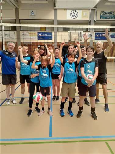 Zwölf Mädchen und Jungen aus TeamX, der älteren, gemischten Jugendgruppe der Volleyballabteilung des TV Vallendar waren in der Sporthalle der regionalen Schule Gastgeber eines Einsteigerturniers für zwölf Mannschaften. Quelle: TV Vallendar