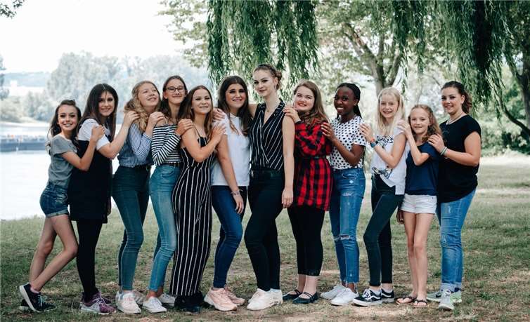 Zwölf Mädels im Alter von 11 bis 16 Jahren hatten jede Menge Spaß beim Fotoshooting am Rhein. Fotos: Christina Hof