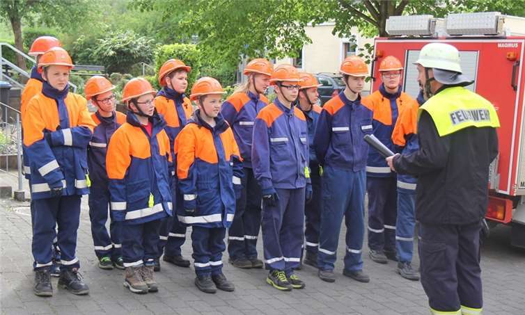 Zwölf Nachwuchsfeuewehrleute legen nun ihre erste Prüfung mit Bravour ab. -WW-Willi Willig