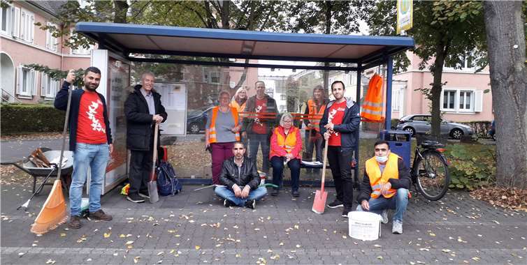 Zwölf Neuwieder trafen sich zur gemeinsamen Pflanzaktion. Fotos: privat