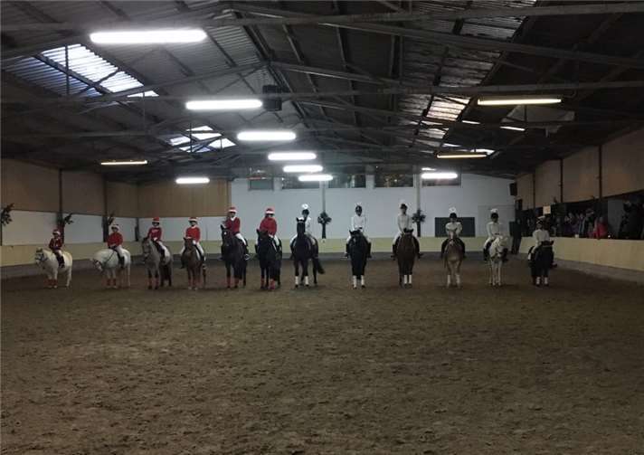 Zwölf Reiterinnen zeigten kostümiert bei der Quadrille ihr Können.privat