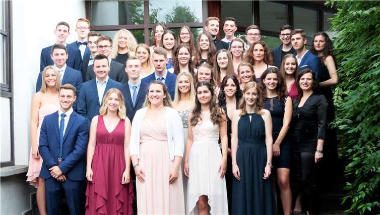 Zwölf Schülerinnen und Schüler aus der Klasse zwölf Gesundheit und 25 Schülerinnen und Schüler aus der Klasse zwölf Wirtschaft und Verwaltung konnten ihre Zeugnisse in Empfang nehmen.