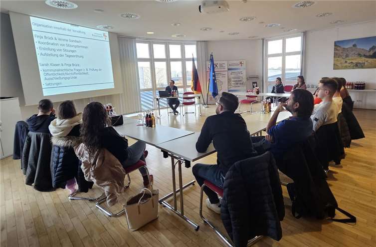 Zwölf Studierende der Hochschule für öffentliche Verwaltung Rheinland-Pfalz (HöV) befassten sich im Rahmen eines Seminars mit dem Transfer des theoretisch erworbenen Wissens in den praktischen Kontext. Foto: Thomas Schäfer