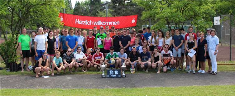 Zwölf Teams aus Schülern, Ehemaligen, Lehrern und Eltern traten beim Beachvolleyball-Turnier an. privat