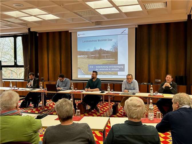 Zwölf Teilnehmer aus dem Einzelhandel und den Lahnsteiner Ratsfraktionen tauschten sich mit den Vertretern des LBM Diez, der Stadtverwaltung sowie Oberbürgermeister Lennart Siefert aus.  Foto: Eva Dreiser / Stadtverwaltung Lahnstein