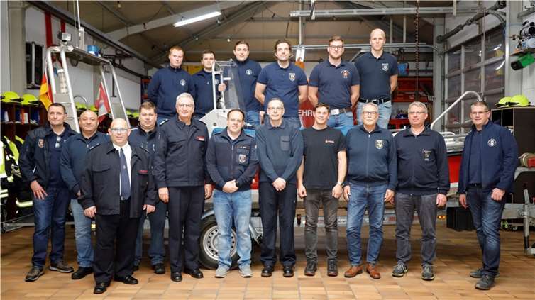 Zwölf Teilnehmer haben den Lehrgang zum Feuerwehr-Bootsführer mit Bravour bestanden.  Foto: Herbert Franzen