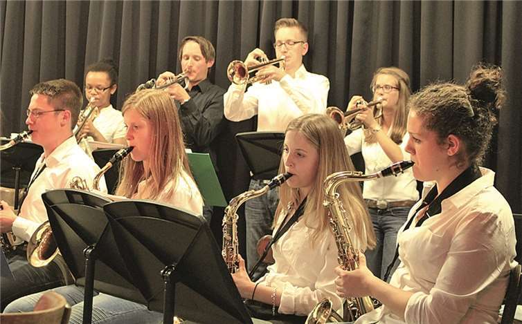 Zwölf Trompeten, acht Posaunen, 16 Saxophone und zwei Rhythmusgruppen befanden sich zu auf der Bühne. privat