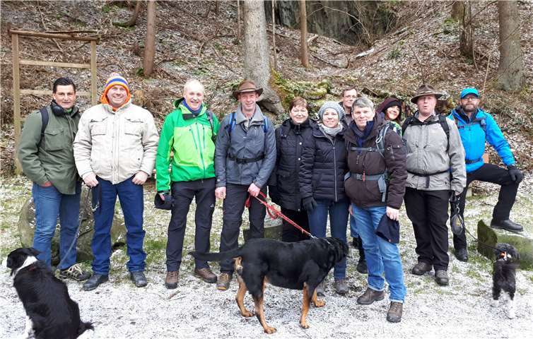 Zwölf WanderInnen fanden sich ein, um die etwa zwölf Kilometer lange Strecke zu erwandern.  privat