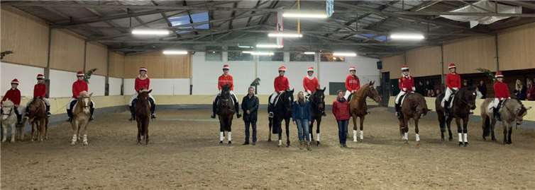Zwölf als Nikoläuse verkleidete Reiterinnen präsentierten eine Quadrille.privat