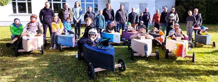 Zwölf flotte Seifenkisten und ihre RennfahrerInnen.Foto: Markus Hartmann