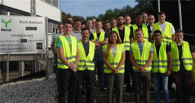 Zwölf junge Menschen begannen ihre Ausbildung bei Metsä Tissue in Raubach.  privat