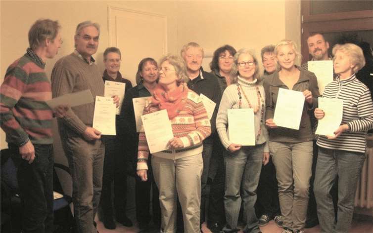 Zwölf neuen Familienpaten konnten kürzlich ihre Zertifikate überreicht werden. privat